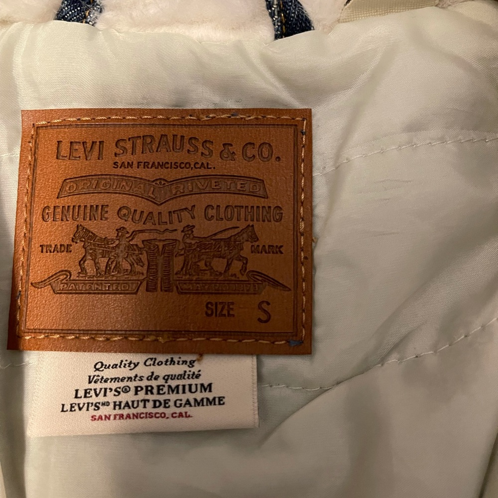 Levi's womens Fur Collar Ex-boyfriend Trucker Jackets - Picture 9 of 14